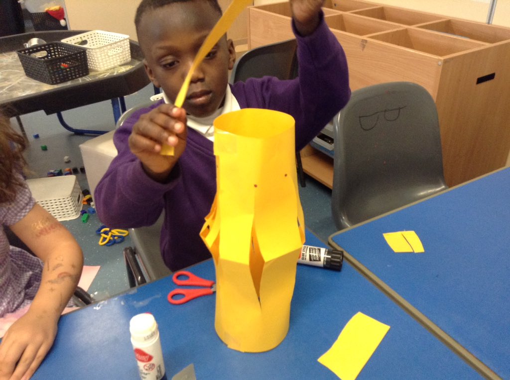 StJosephs_P6's tweet photo. P1 had loads of fun developing our fine motor skills this afternoon, making some colourful lanterns to celebrate Chinese New Year 🎉🎊🐯@stjosephsedin https://t.co/wUAbK51taD