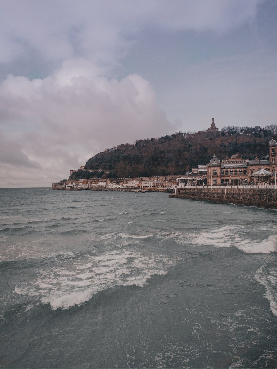 AlazneOiarbide's tweet photo. The storm is coming ⚡

#photography #35mm #filmphotography #Donostia https://t.co/K4dfNdUvJO