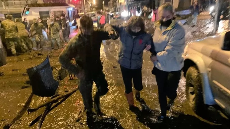 Tragedia en #Ecuador: aumentan a 18 los muertos tras aluvión en #Quito

#Entérate || Hasta las 08:00, el Municipio de Quito contabiliza 18 fallecidos, 16 desaparecidos y 42 heridos.
vivonoticias.mx/notas/nota.php…