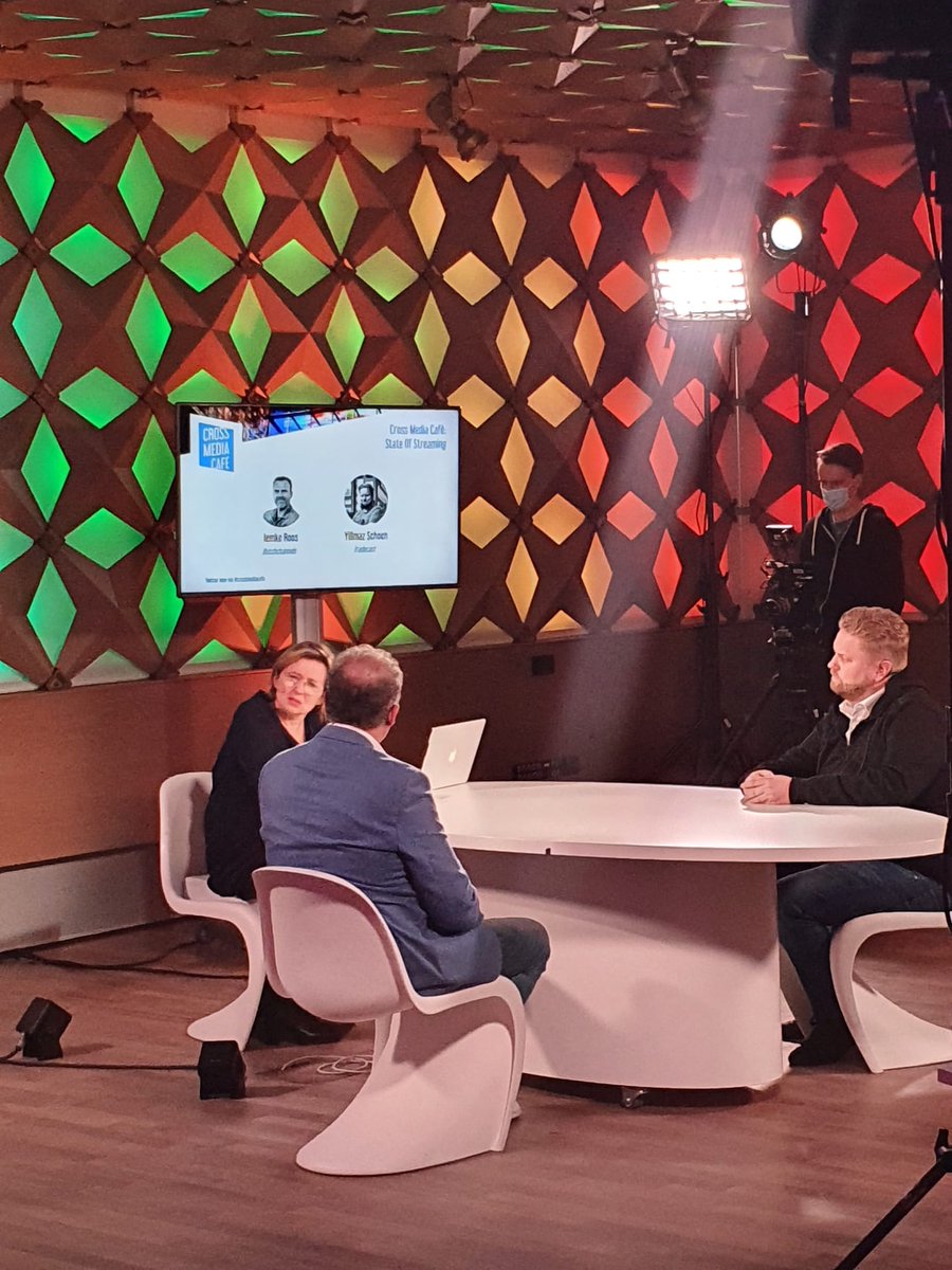"Elke traditionale website gaat in de toekomst veranderen in een videoplatform", aldus <a href="/ymschoen/">Yillmaz Schoen</a>  van <a href="/TradeCastTV/">Tradecast</a> in het #crossmediacafé in @BeeldenGeluid #online #Livestream