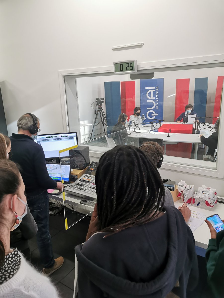 #EAC #EMI pour notre projet "Décryptons le vrai du faux", les 3ème du collège Ingres de Montauban ont visité #ExpoEspritCritique et le studio radio du <a href="/QuaiDesSavoirs/">Quai Des Savoirs</a>. Prochaine étape: écriture et enregistrement de chroniques en classe ✍️