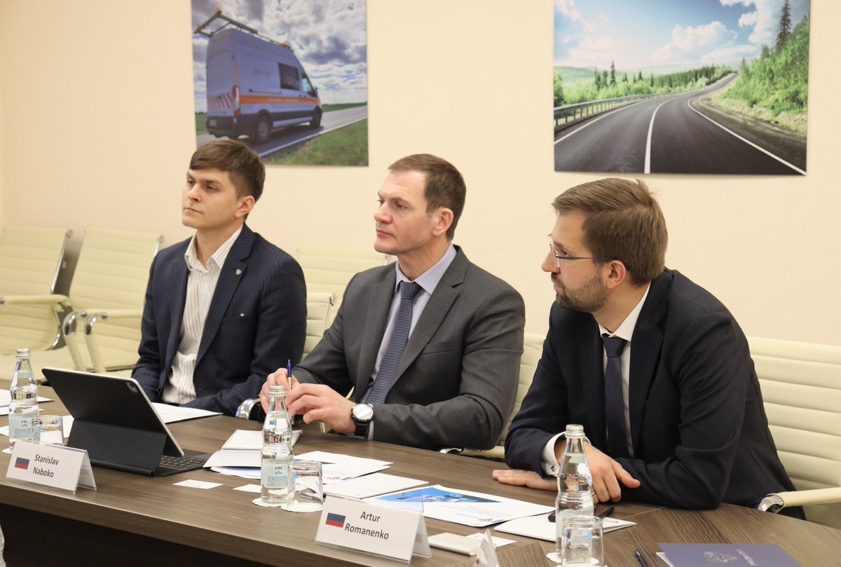 ROSDORNII's tweet photo. Руководство РОСДОРНИИ во главе с генеральным директором Станиславом Набоко провело деловую встречу с президентом Ассоциации итальянских предпринимателей Витторио Торрембини и консультантом по развитию рынка компании ITERCHIMICA Клаудио Пилло.

Подробнее: https://t.co/KvKo6NSzPG https://t.co/bp0sPcoZHW