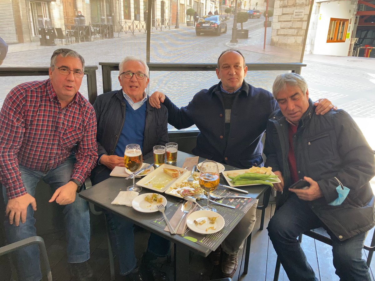 Esta tarde ha habido un viaje en el tiempo. El Balonmano de Jaén ha reunido como en una "suspensión eterna de Paco Sánchez" a cuatro históricos. Vigentes, pero históricos: Mochi, M. Ortega, L. Pradera y J. Gámez. No cabe más placer deportivo. Fuimos, somos afortunados. Balonmano.