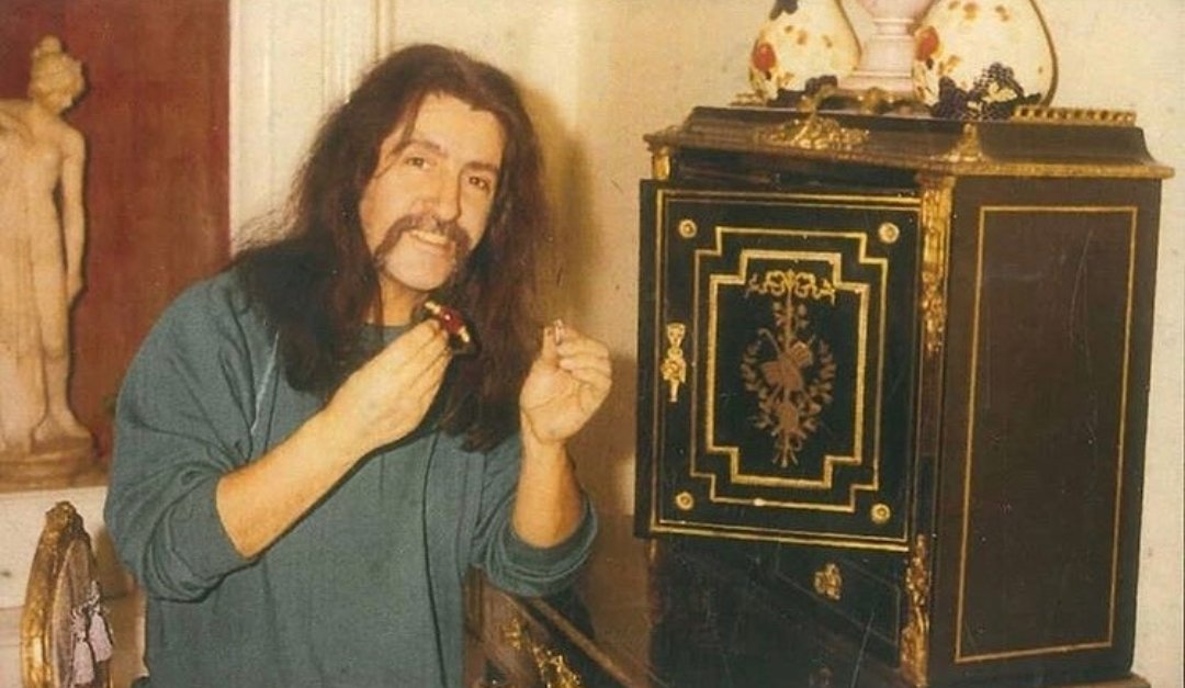 DergiKadeh's tweet photo. Şarkılarıyla ve kişiliğiyle, 7'den 70'e herkesin kalbinde daima yer eden Barış Manço'yu, bedenen aramızdan ayrılışının 23. yılında sevgi, saygı ve özlemle anıyoruz..🙏🏻💛 https://t.co/WNoHq3wLq5