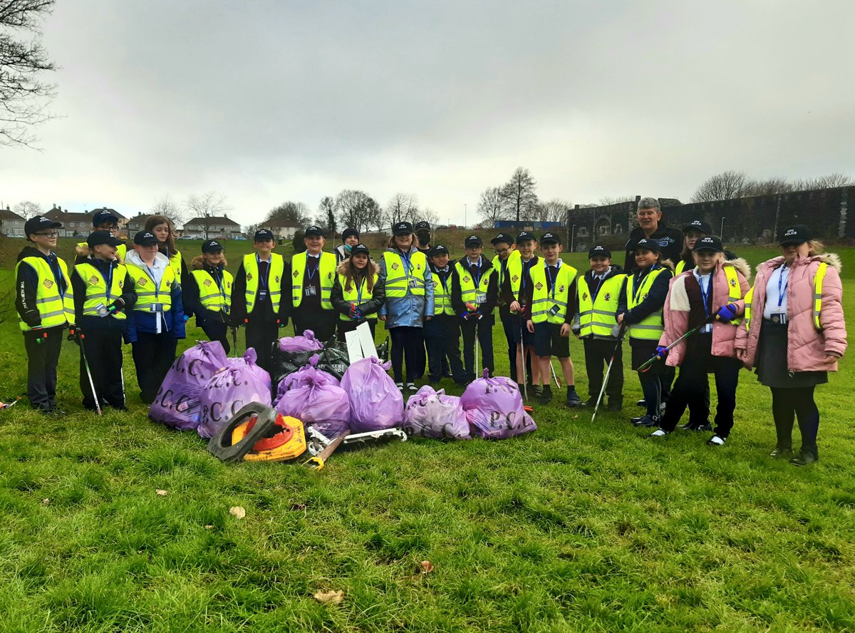 Fantastic effort from the Mini Police <a href="/KnowlePrimary/">Knowle Primary</a> today - working together with PCSO Kate and Ash &amp; El @CleanOurPatch team in their community 👏👮‍♀️👮‍♂️🤩#cleanourpatch #safercommunities <a href="/MinipoliceR/">Mini Police💙</a> <a href="/DCPolVolunteers/">Devon and Cornwall Police Volunteers</a> <a href="/DC_Police/">Devon & Cornwall Police</a> <a href="/CrownhillPolice/">Plymouth Crownhill and Plympton Police</a>