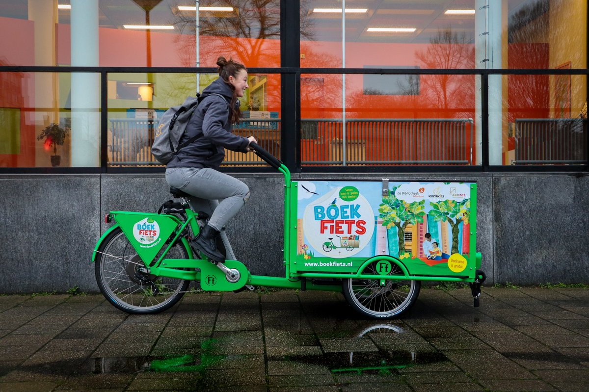 ☔️🍂Ook vandaag ging Denise gewoon met de <a href="/boekfiets/">Boekfiets</a> op pad 📚#doorweerenwind