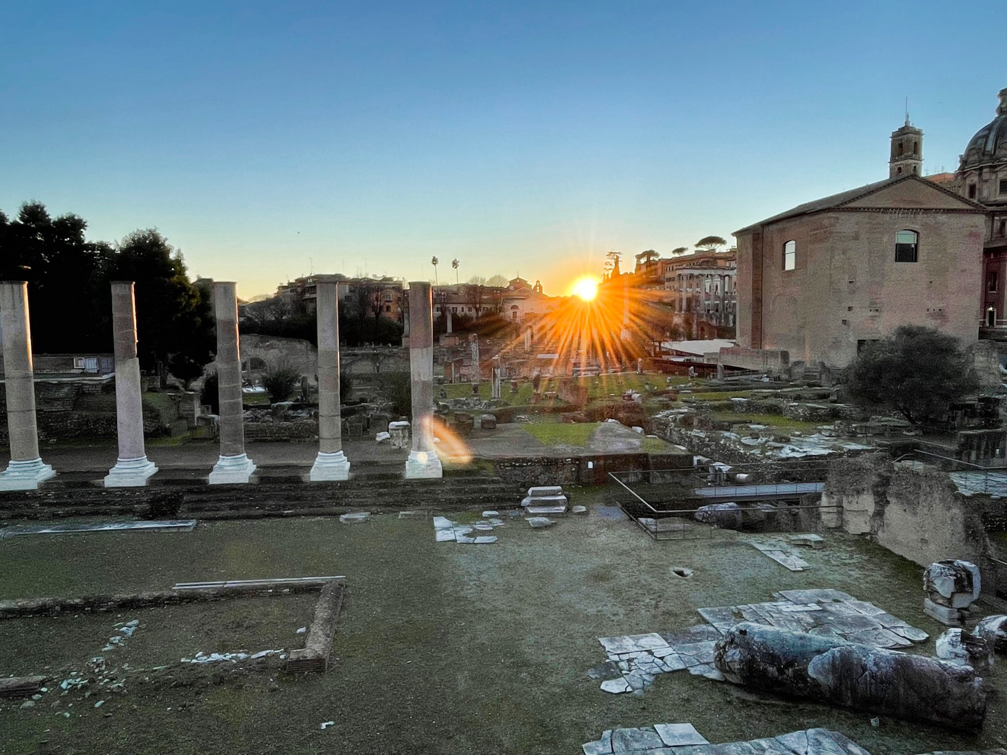イタリア便り阿部美寿穂 フォロ ロマーノの遺跡に日が沈むところですが 合成写真みたいのが撮れました フォロ ロマーノは 古代遺跡で右手に見えるのが元老院です ローマ T Co Lo8lpy3j0z Twitter イタリア便り阿部美寿穂 フォロ ロマーノの遺跡に日が沈むところですが 合成写真みたいのが撮れました フォロ ロマーノは 古代遺跡で右手に見えるのが元老院です ローマ T Co Lo8lpy3j0z Twitter
