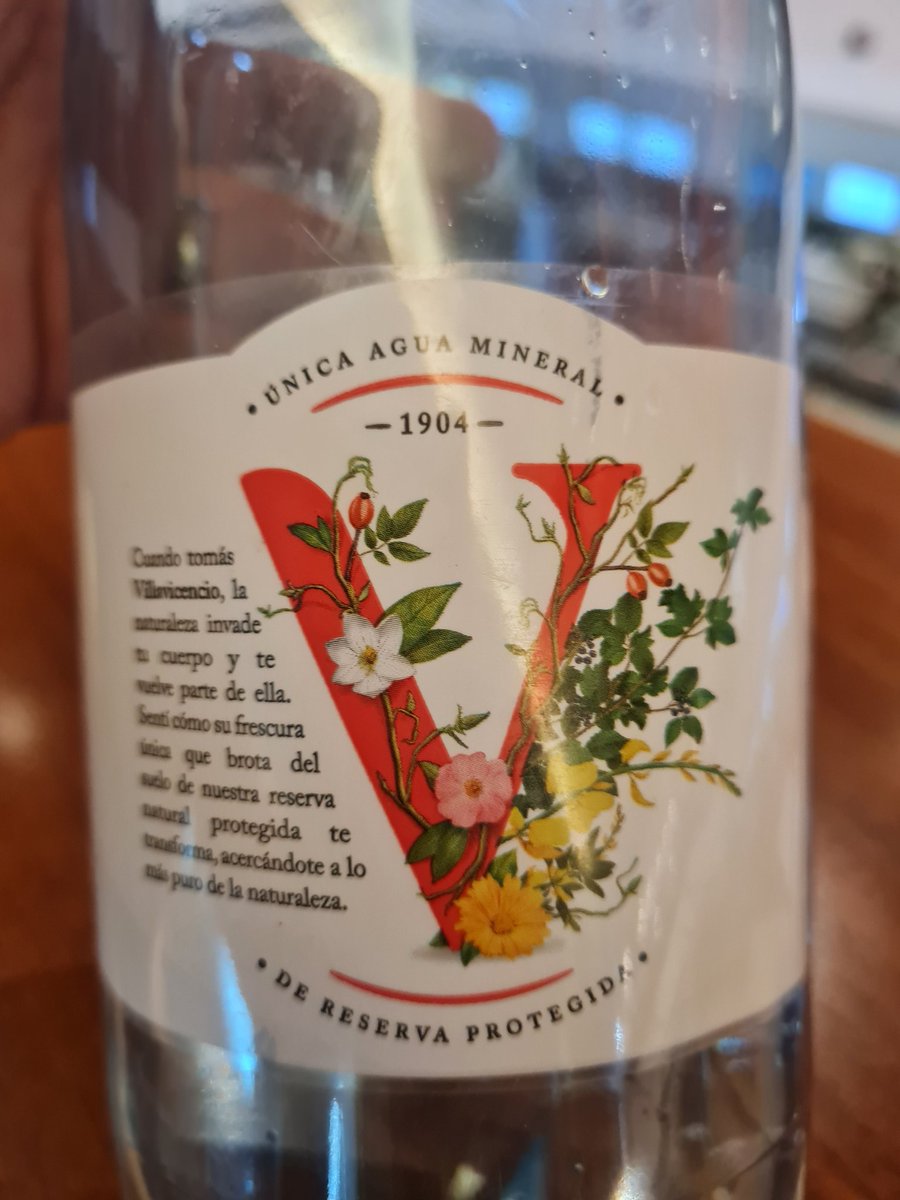 Grinding our teeth with @TorresAgostina_ at seeing this image from a brand of mineral water. It intends to give a feeling of 'nature' by portraying all exotic species at Villavicencio private reserve. Some of them, studied by Agos in Patagonia, are quite invasive actually. 🙈🙈