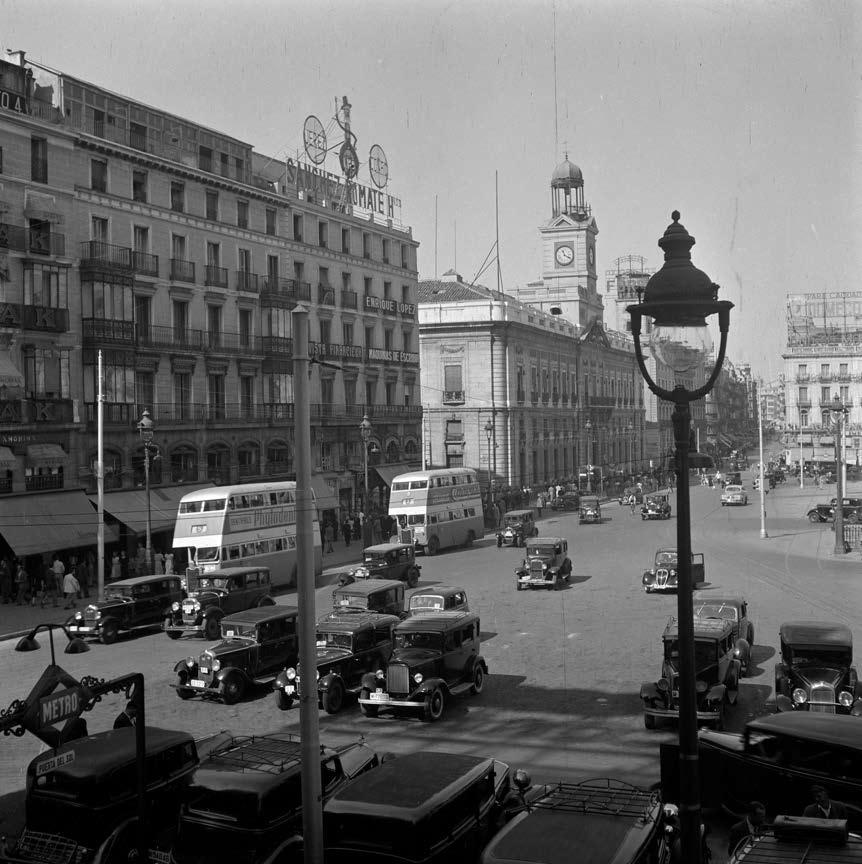 MadridAntiguo's tweet photo. Una vista casi completa de la Puerta del Sol en 1950.
Con varios w.c. para señoras y caballeros en el centro de la plaza, autobuses de dos pisos y unos cuantos anuncios publicitarios más que hoy en día (fotos de Nicolás Muller en ARCM) https://t.co/3TTw3C7yya