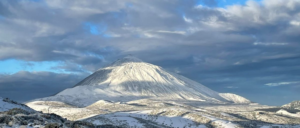 RachelDemmy's tweet photo. For all our Owners, Members &amp; Guests due to arrive @ #sunsetharbourclub check out Mount Teide full of snow, we can take bookings in advance through reception for visiting the national Park #stayvacationed #Dperfectservice@ElenaDortaRM https://t.co/jZQTCKdq4u