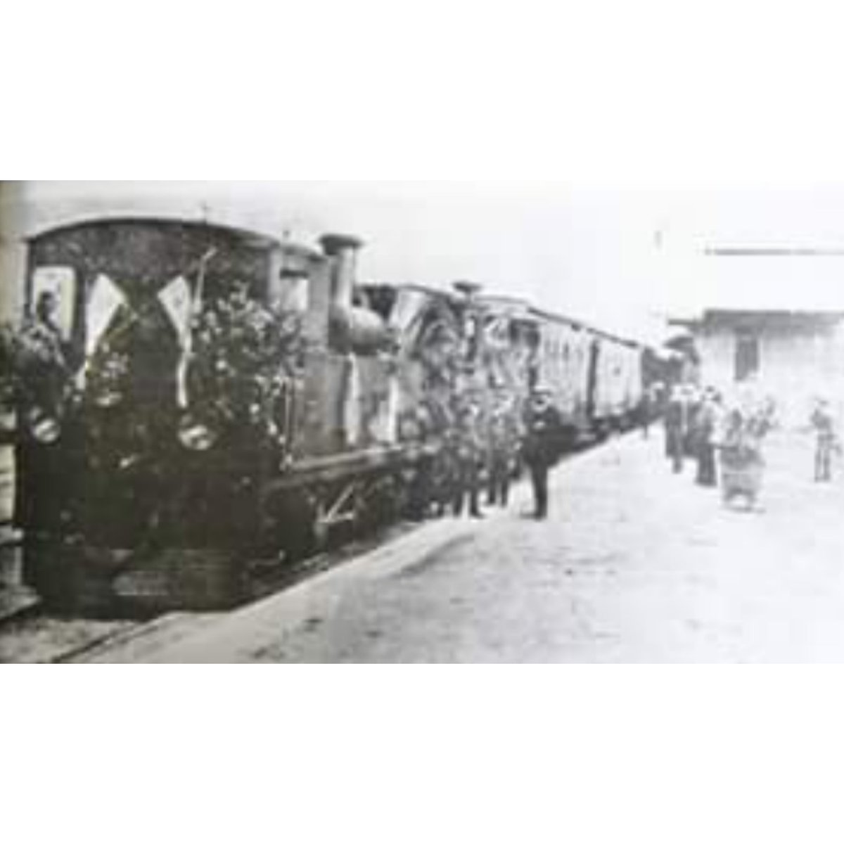 AntanoValencia's tweet image. El 1 de febrero de 1894, hace 128 años, fue inaugurado formalmente el Gran Ferrocarril de #Venezuela, realizando su primer viaje entre Caracas y #Valencia.
.
Su construcción se debe en gran parte al aporte de cuatro personas que pusieron en marcha al sistema ferroviario... (Hilo)