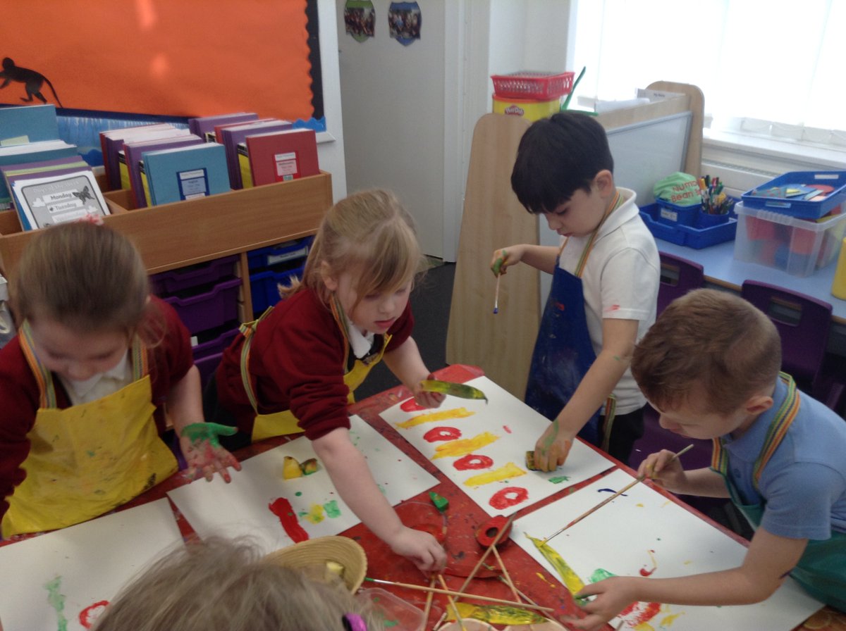 MayfieldOldham's tweet photo. Year 1SC have been learning about the story 'Handa's Surprise'. In Art this week, the children explored printing with fruit and created a repeating pattern.
#bringingLiteracytolife https://t.co/2b2X0rG3ur