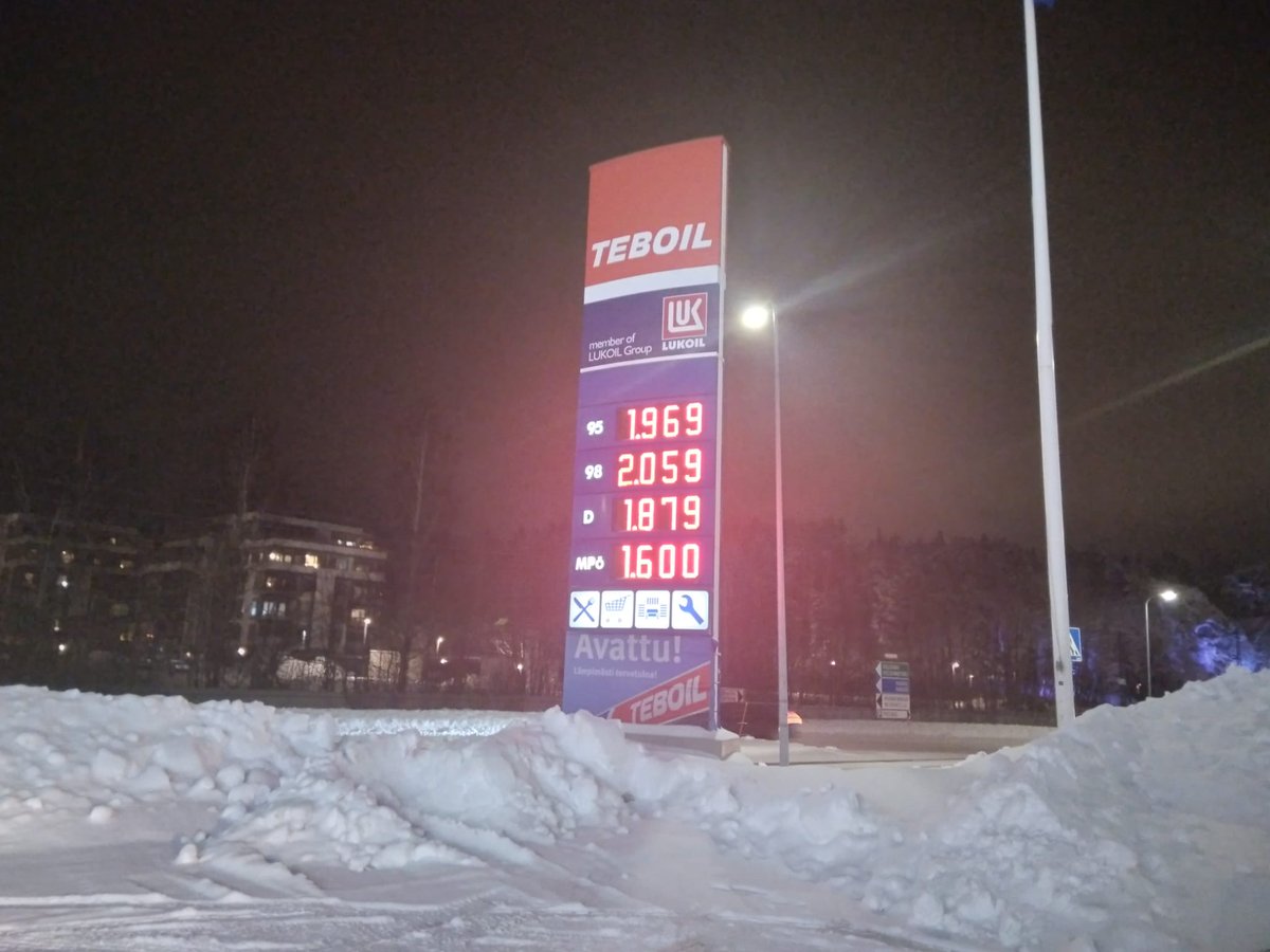 ir_rkp's tweet photo. Maailmanmarkkinahinnat, no mut hei persutkin, hanki sähköauto, älä ole köyhä, mene sossuun, historian oikealla puolella, ei siitä nyt aluevaltuustoissa päätetä, ilmastokriisi, ei se johdu mistään, elämä on.  

#bensa #diesel 

(Kirkkonummi 1.2.2022) https://t.co/05cRqlfubi