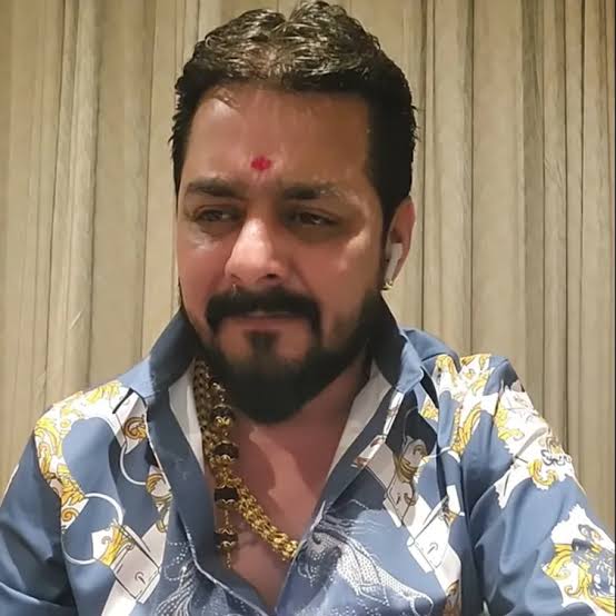 RealBarnwal's tweet photo. ⚫
 And indian media is showing this man as a villain .
The media is operating @RealKingbhau  as he is the reason behind violence . As they are already decided that we are worng 🙆🏻‍♂️
#hindusthanibhau 
#cancelboardexams https://t.co/C3UveoHyDf
