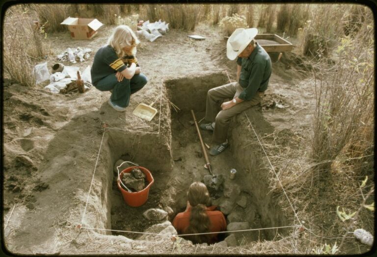 TeachingLC's tweet photo. How can primary source analysis help students excavate insights from digital data sets? The latest post from @ShowTheWork provides prompts to spark student discussion https://t.co/54QovFroqy #edchat https://t.co/fLMempmcpC
