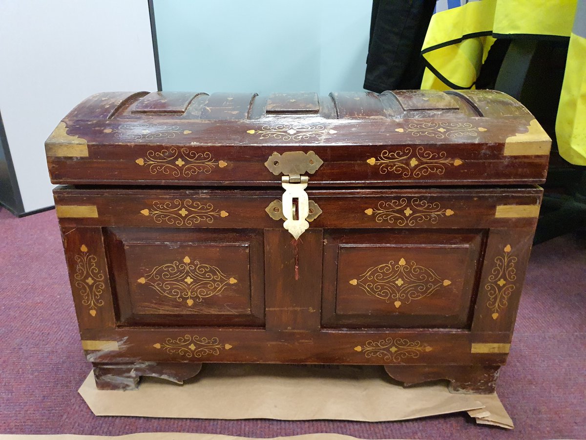 We are looking for the owner of this chest trunk which was recovered recently from the Wraysbury River.  We believe that it, along with its contents, may have been stolen in a burglary. If you recognise it  please get in touch quoting PR/45220010600. facebook.com/SpelthornePoli…