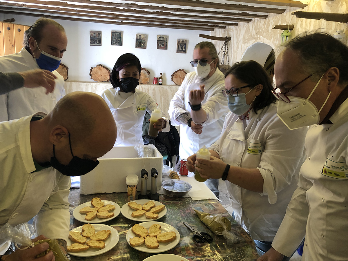 labarja_eco's tweet photo. El 'Encuentro Gastronómico' de @labarja_eco
 en torno al huevo ecológico y la gallina negra castellana, en imágenes https://t.co/sewek0xdf7