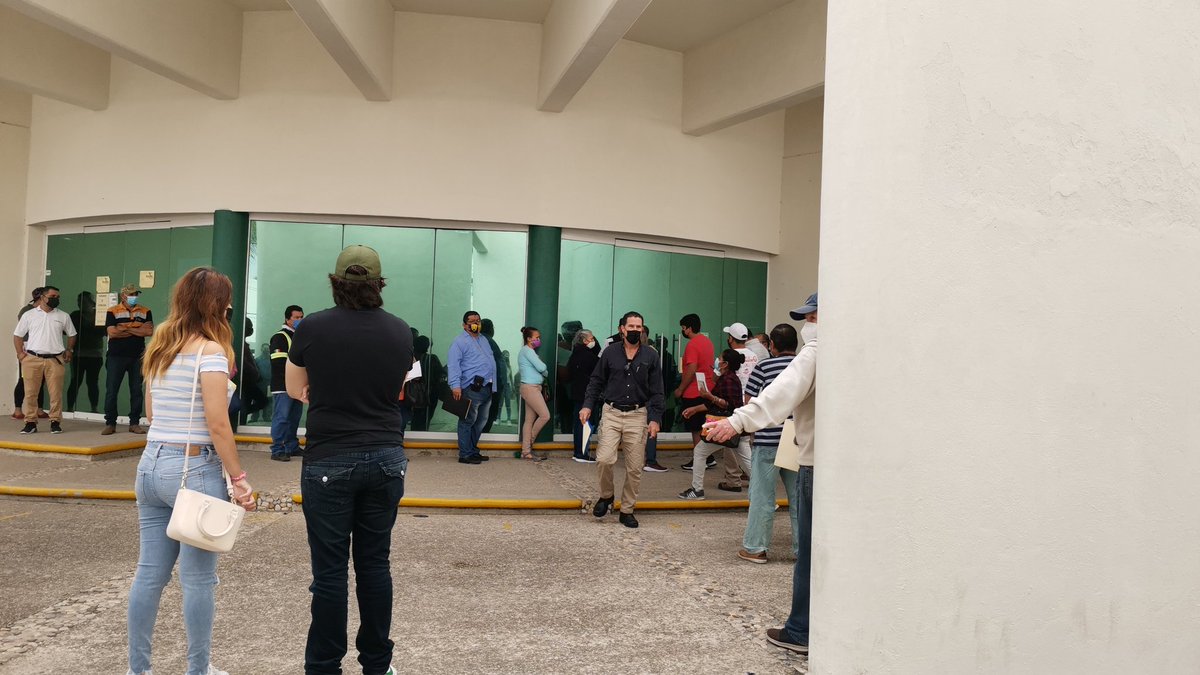 jeantchiu's tweet photo. Amotinados afuera de la subdelegacion del imss en Tampico... Con o sin cita, el guardia te ordena que te formes, nadie sabe ni entiende nada y ni informes dan... DE LO PEOR EN TAMPICO. https://t.co/mOqfkVlzdk