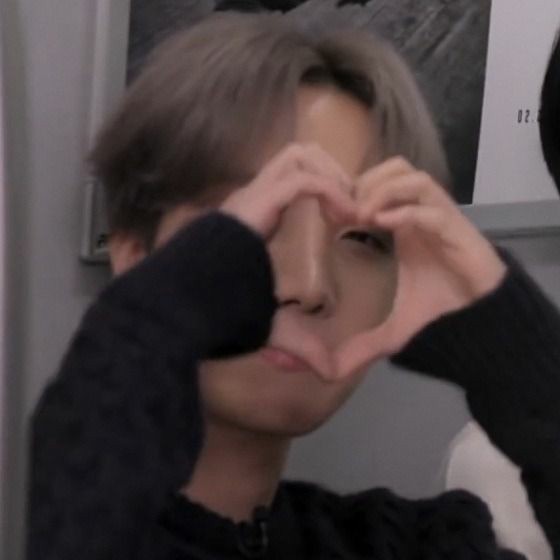 jk_ko0k's tweet photo. @ArmyPooyeh مرسی عزیزممم🥺😂✨🦋💜 https://t.co/qJO78xqqpF