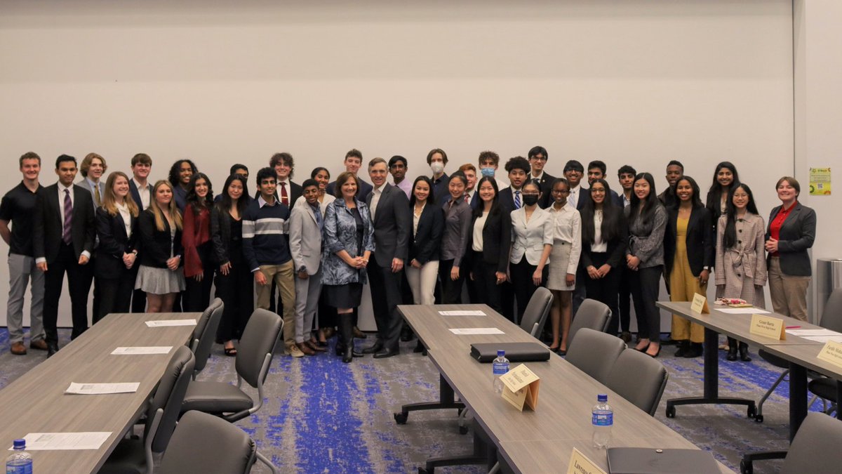 Recently, my Congressional Youth Advisory Council was joined by special guest, State Rep. Candy Noble, & had the opportunity to participate in an interactive discussion about the ways federal & state issues often intersect as we serve our constituents.