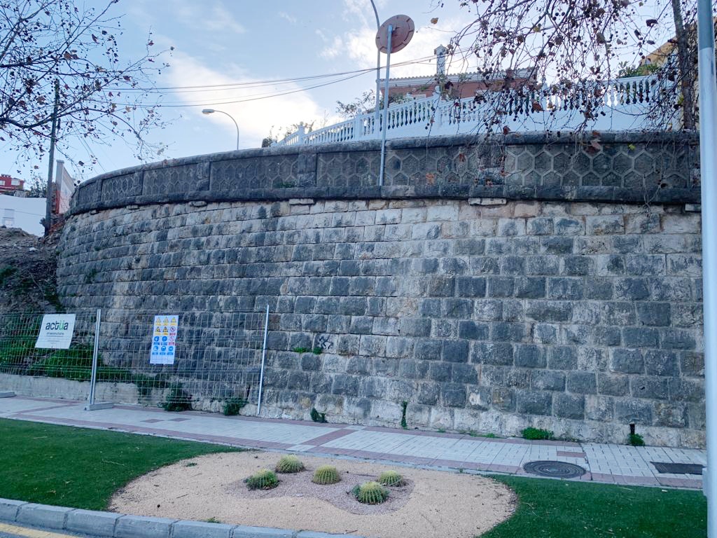 torrevigiamlg's tweet photo. Otra imagen del magnífico muro de cantería centenaria que va a demoler @malaga en el Camino Nuevo por no querer instalar un semáforo. Perdida de patrimonio+despilfarro=@pacodelatorrep https://t.co/xMauU6FPaX