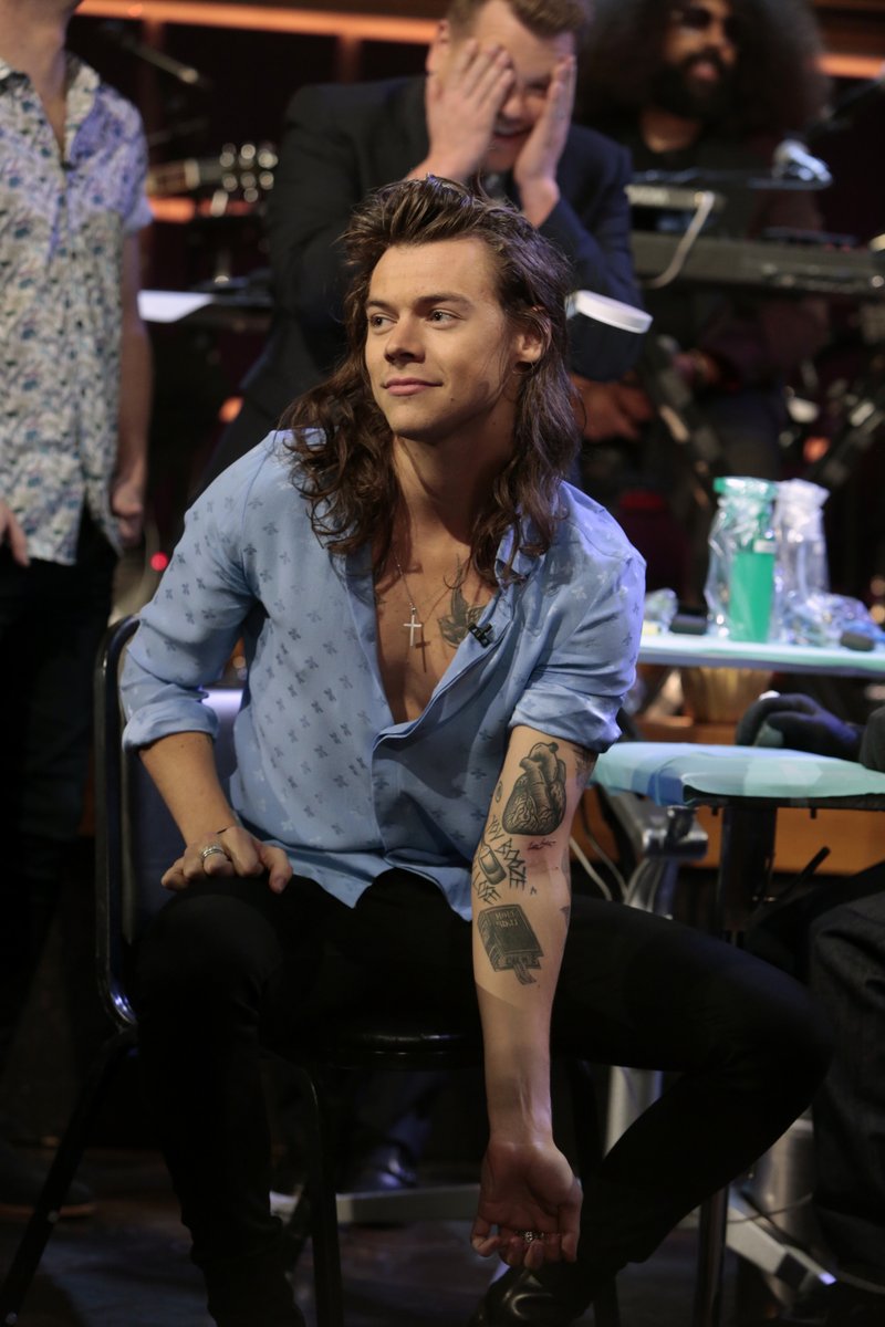 enews's tweet photo. Does it ever drive you crazy, just how fast the night changes. 🥺 Happy 28th birthday, @Harry_Styles. (📷: Shutterstock/Getty) https://t.co/zNWx6eu8m0