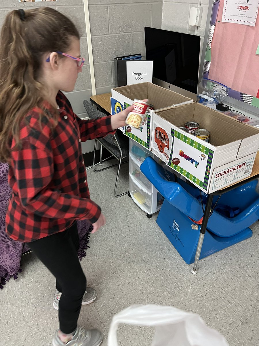 Leisa__Barry's tweet photo. Thank you to all students and families who are donating to our “Souper” Bowl soup collection! #WEScontributes #inspireWES #WEStandTogether #becomebelongNYCSD #WEarefamily https://t.co/6qvTRVy6aQ