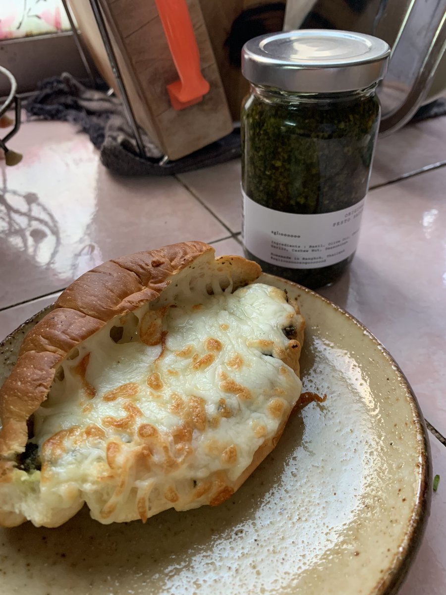 fallforpeaches's tweet photo. ลองซอส pesto ในตำนานอย่าง aglioooooo (ของแท้ต้องมี o 6 ตัว!) บอกเรยว่าของจีงงง เด็ดมาก อร่อยชห ตั้งแต่ได้มาคือรับบทนางมาสเต้อเชฟทุกวัน สร้างสรรค์เก่ง เพราะแค่เท ปาดใส่หนมปังหรือคลุกกะเส้นพาสต้าก็คือเสดแร้วอะ อร่อยแถมง่าย เอาอะไรมาไม่ได้อะแม่🌿🤍 (1) https://t.co/pBJwFTzfLj