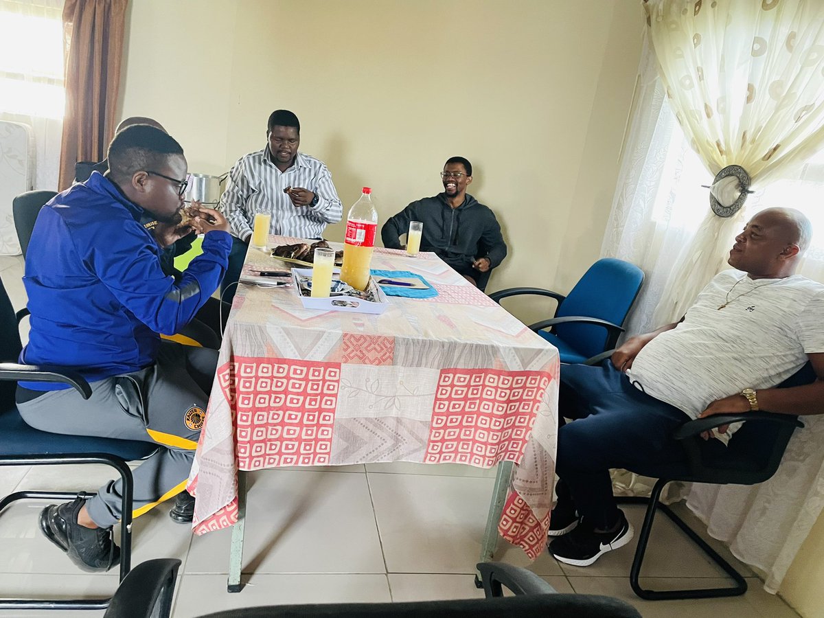 SinesiphoMali's tweet image. Amakhosi X iNkosi ✌🏾

We also had a great privilege of being hosted by Chief Makinana after the tournament, with so much gratitudes to us and the entire club for honouring the invitation. We are humbled Sir. 

#TechnicalScouting #Amakhosi4Life