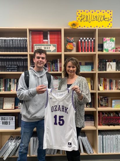 Our Seniors stopped by today to show gratitude to a teacher who has impacted their life in a positive way! We are thankful for awesome teachers at Ozark who make a difference. #seniornight #thankful #HPRD