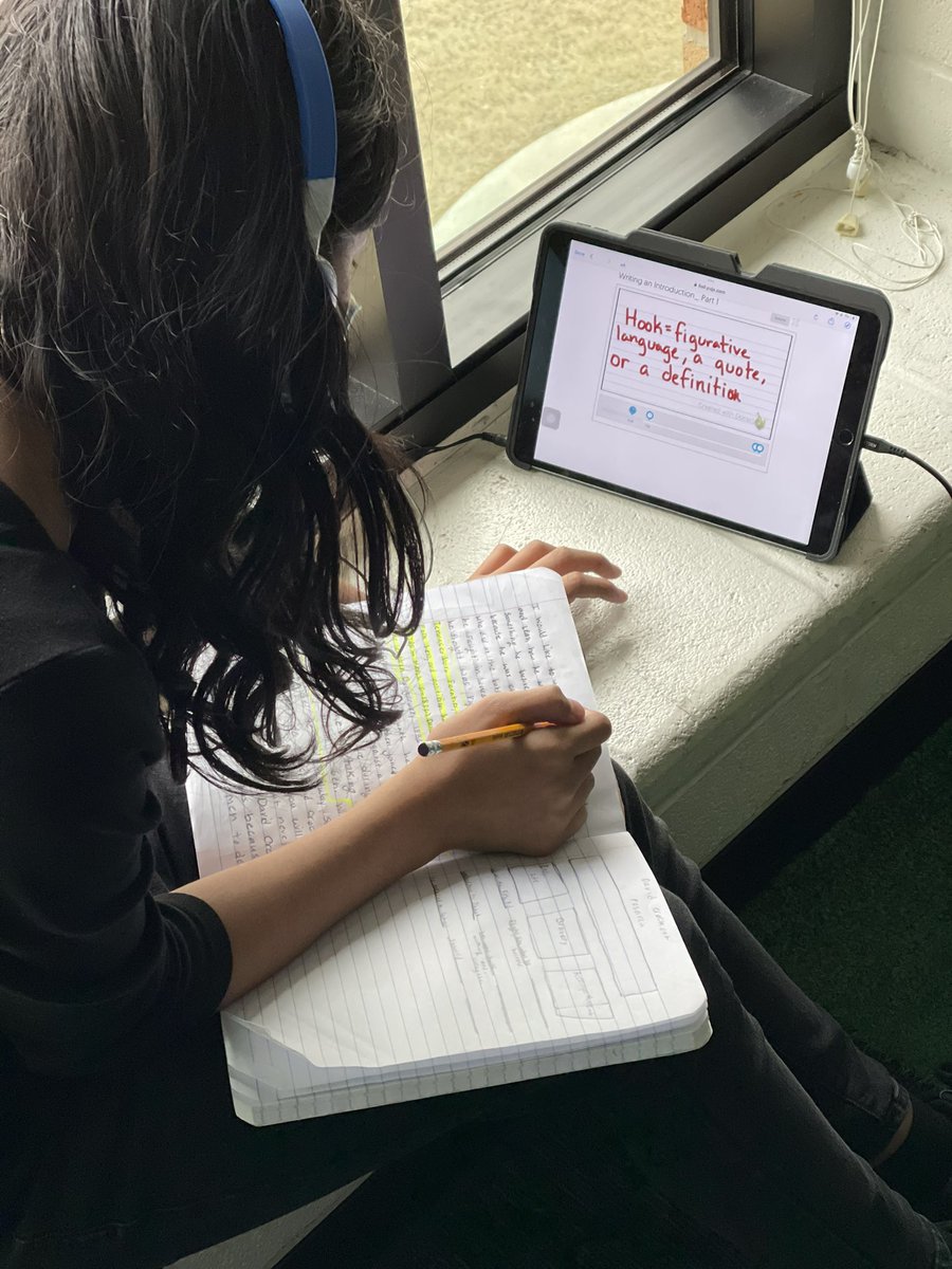 MrsElizardo's tweet photo. Today students are using a Yuja video to learn how to strengthen their introductions. The practice is built into the video. Such a great tool! @LakelandES https://t.co/zZbihyZgxE