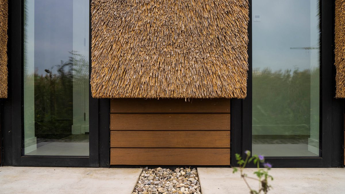 Riet is een prachtig materiaal. En daarom niet alleen geschikt voor daken, maar ook voor gevelbekleding. Dit geeft uw droomwoning direct een andere, unieke uitstraling. Riet is er om op te vallen! #derietdekker #rietendak #gevelbekleding #droomwoning #droomvilla #reed