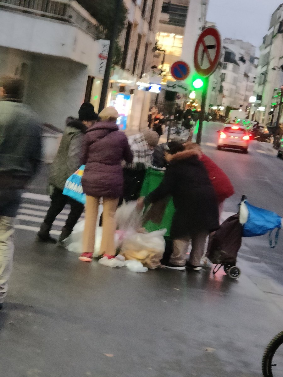 bonsplans78's tweet photo. @Monoprix oui là je crois que nous allez vraiment recycler ce compte en mauvais plan
Ça fait mal au coeur de voir ce que vous jeter plutôt que d'offrir à des personnes dans le besoin... L'#image n'est pas soignée en tout cas dans la rue Saint Dominique  #Paris 
@Dauvers70 #GMS https://t.co/cgj8Qpn6nW