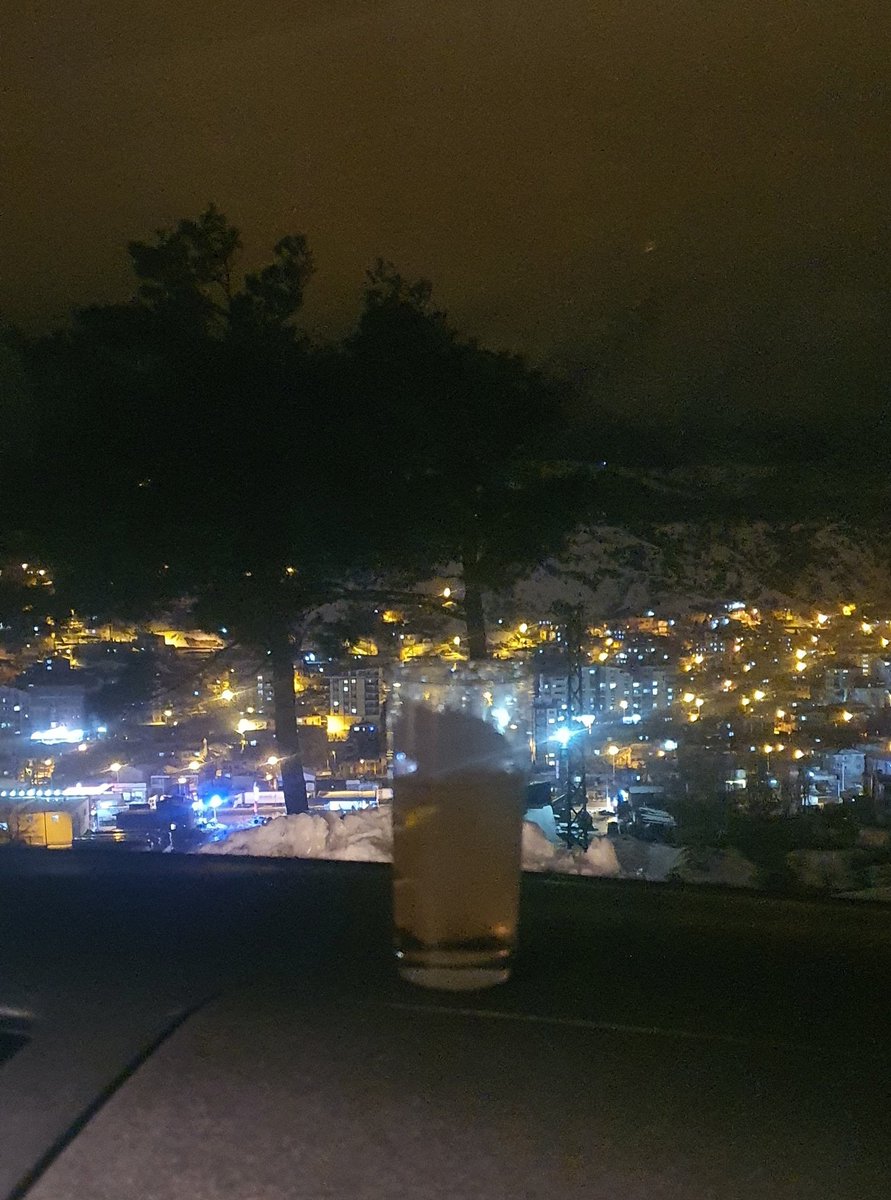 MemduhSmmm's tweet photo. Bugünü Kutsal Salı ilan ettim.#epdk kar işini halletmeden motorine 32, benzine 39 krş daha zam yaptı.Sen gidersin nasıl olsa ama devlet var olsun dedik ve Zararın keyfine içelim dedik.Sana da kalmaz bu mekan. Bu arada Viskiyi kar ile sulandırınca daha bi güzel oldu.Afiyet olsun https://t.co/BgdlX60alB