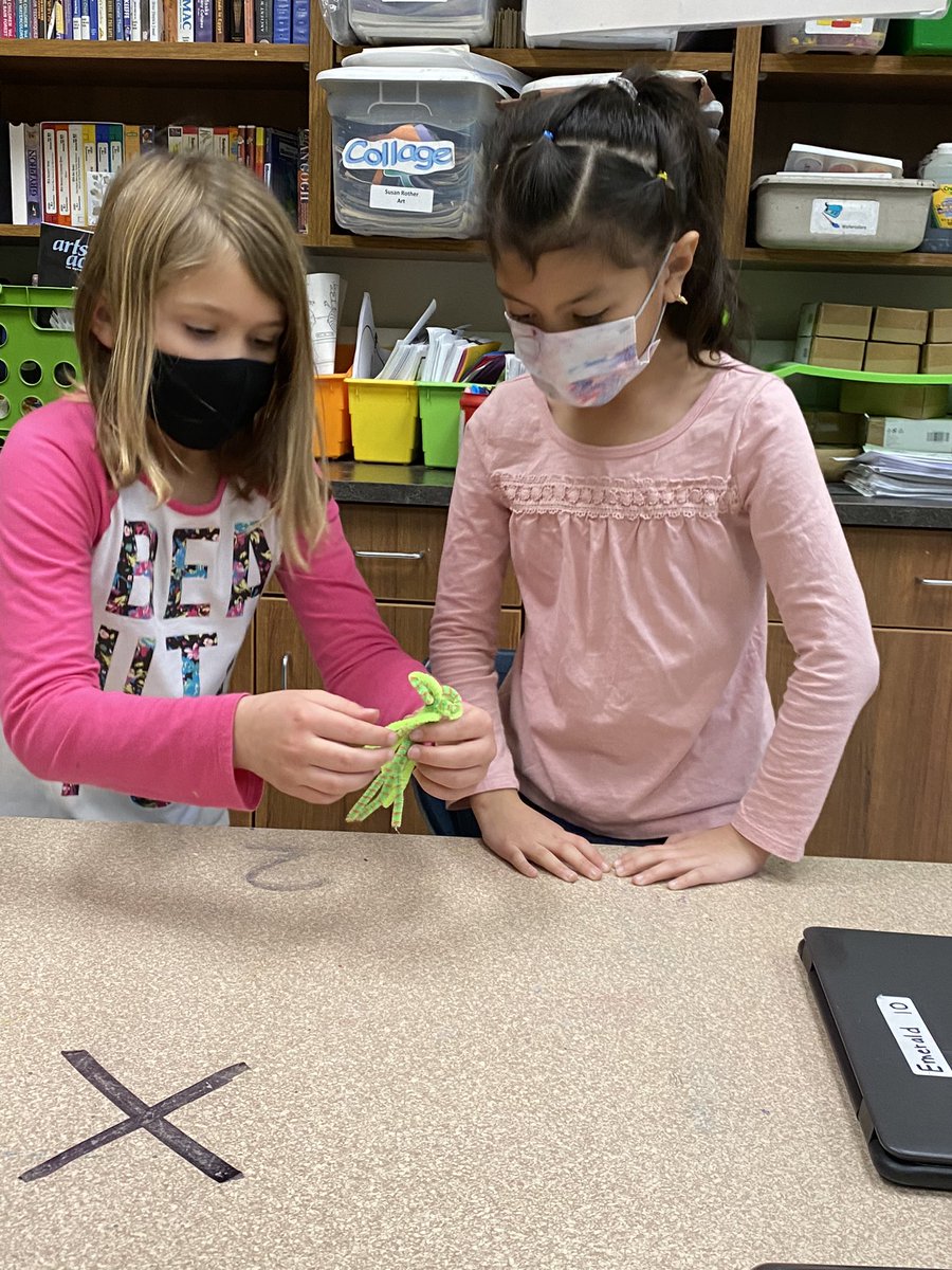 SusanPaige14's tweet photo. Experimenting with 3D medium as we  learn about Louise Bourgeois spider sculptures! @JCWestElem https://t.co/sqiGwLjjZ8