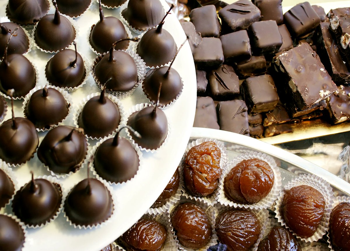 DoEatBetterApp's tweet photo. Are you sure you know all the traditional sweets of #Milan?🤔
With our patisserie tour we discover the city's most historic pastry shops.😋

What is your favourite dessert?😍 

#doeatbetterexperience #doeatbetter #foodtour #tourpasticcini #dolcemilano #milano https://t.co/vI9FKvidks