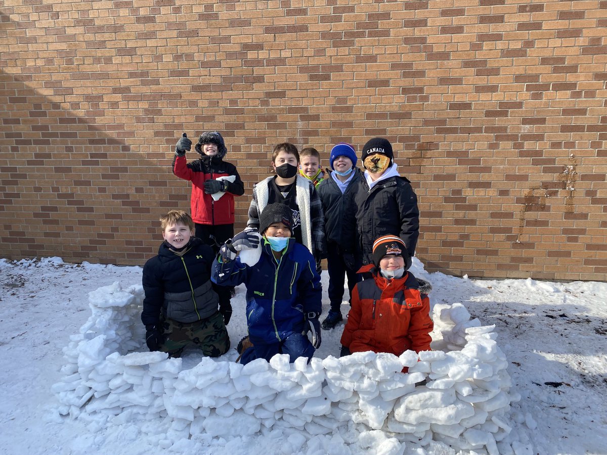 GNPSNews's tweet image. Fresh air and snow forts! #Recessfun in grade 1!