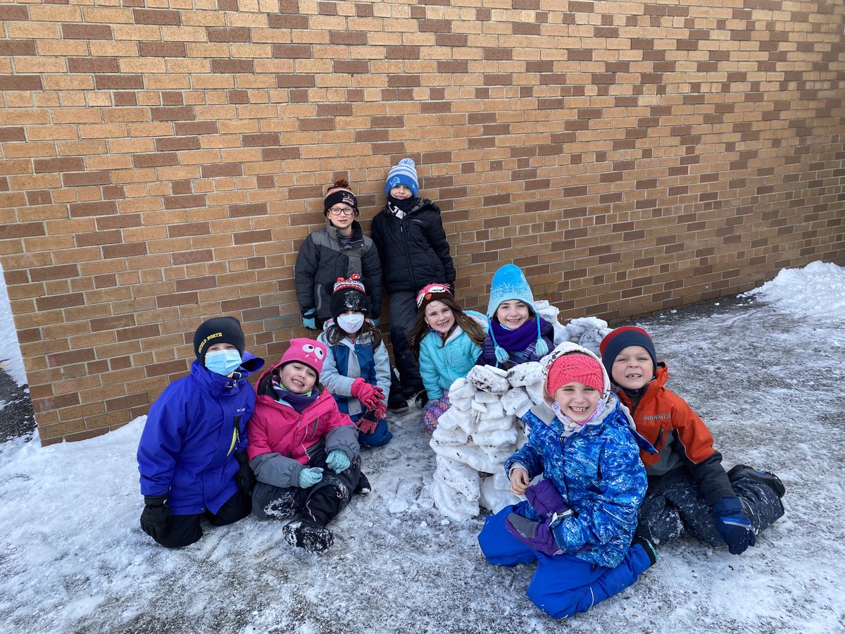 GNPSNews's tweet image. Fresh air and snow forts! #Recessfun in grade 1!