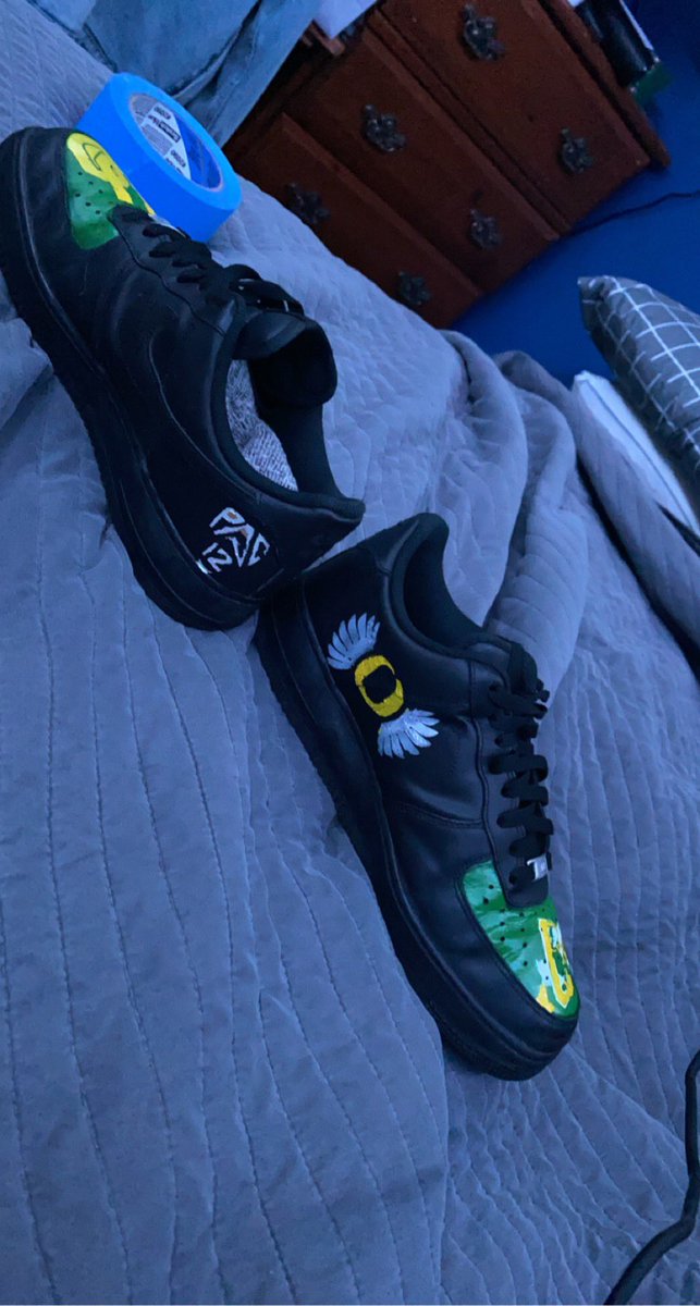 Carl_monroe3's tweet photo. Let me know what y’all think and hit me up for customs on here and insta @Carl_monroe3 #customshoes #customairforce1s #shoesoftheday #goducks https://t.co/XOjuYGiXxJ