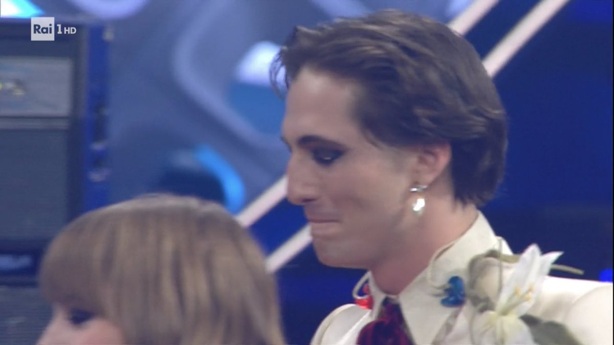 stressedfra's tweet photo. DAMI QUANTO TI ABBRACCEREI FORTE 😭🫂

COME MI RIPRENDO ORA DA QUESTA ESIBIZIONE? 😭😭#Sanremo2022 https://t.co/0gb6MTVam2