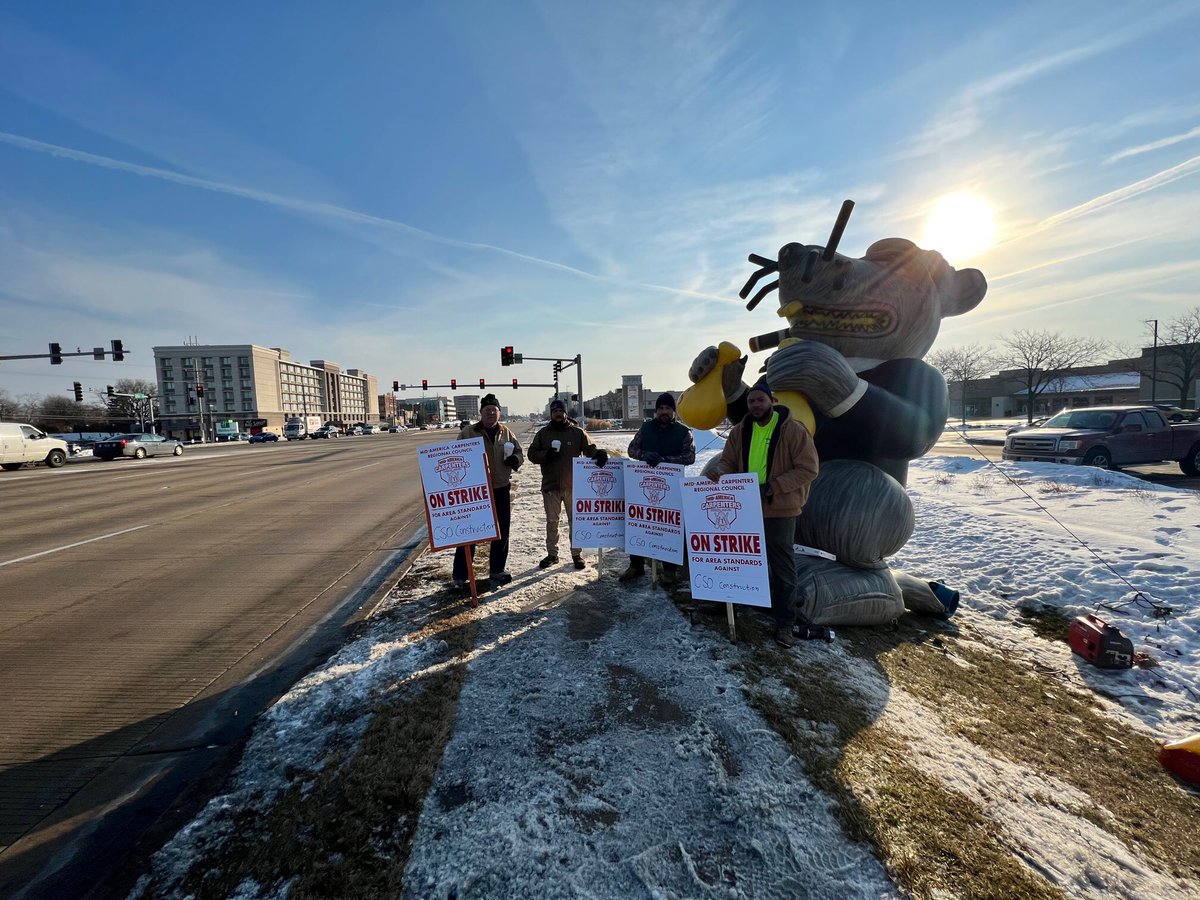 MidAmCarpenters's tweet image. #Local1889 Business Rep Jerry Pereyra and members John Hall, Theodore Bolden, &amp;amp; Jesus Rodriguez were at Five Below in Oak Brook today fighting for working families. #AreaStandards #UnionStrong