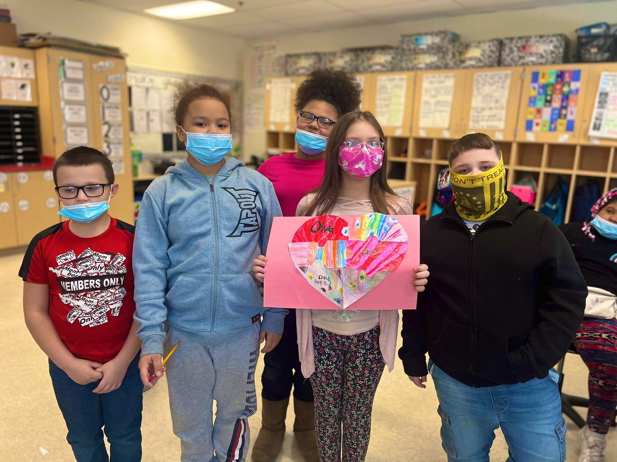 MrsDragishWCS's tweet photo. Team building activity to kick off February Act of Kindness Month! Students worked collaboratively to create their individual piece and put them together as a group. We talked about how each of us are unique but we come together to make our class family. ❤️ https://t.co/RCpEeU1opb