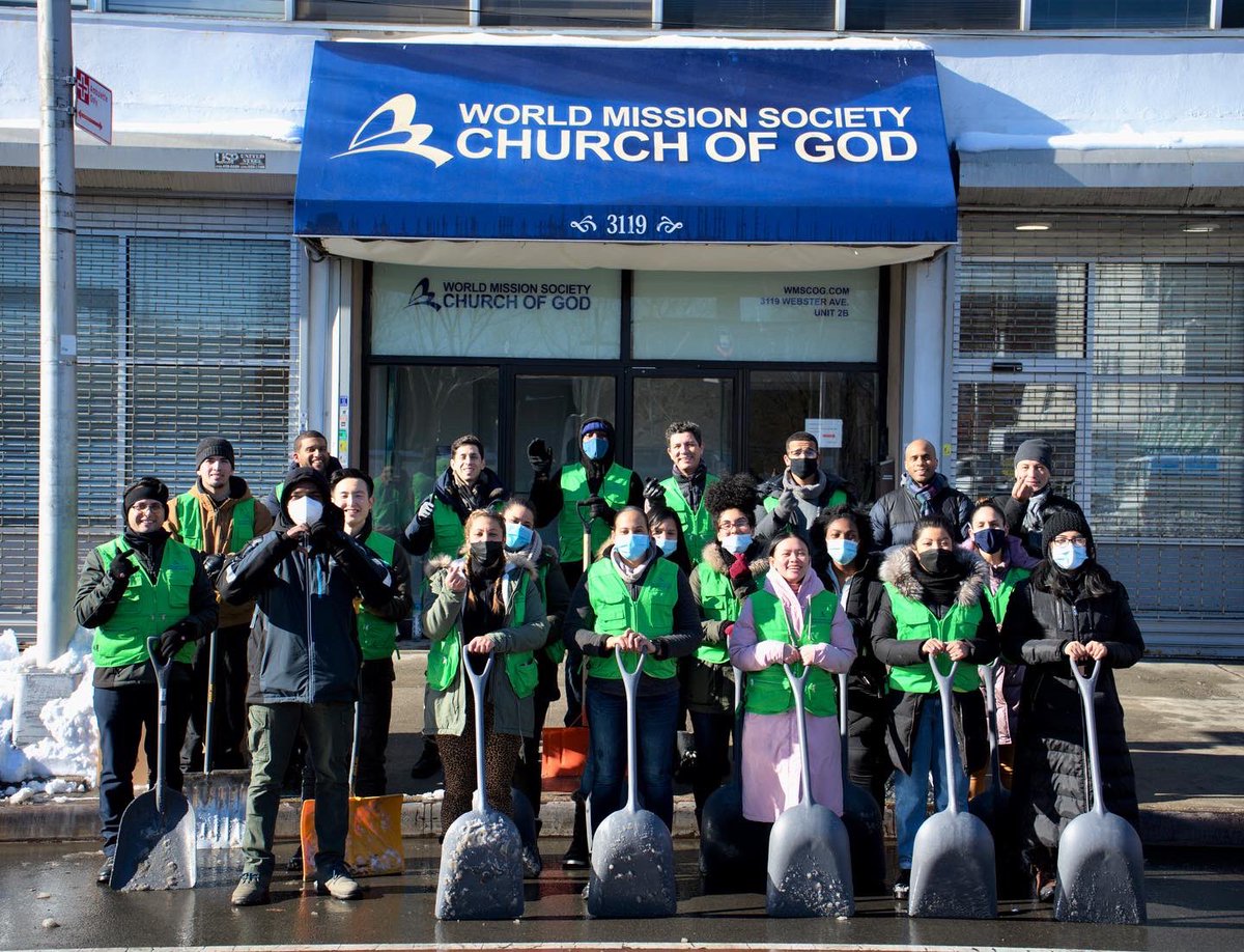 WMSCOGEastCoast's tweet photo. Members from the Church of God in the Bronx went out to help local residents after the latest snowstorm. Around 30 volunteers assisted the elderly and those unable to get their vehicles out of the snow. #wmscog #GodtheMother #snowstorm2022 #bronx #nyc https://t.co/Jt02ThvZRc