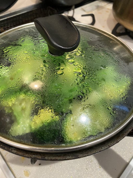 Twitterで17万いいね ブロッコリーはフライパンで蒸し焼きが最高においしい説 Macaroni