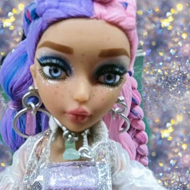 Tiara_Princess7's tweet photo. Leaked images vs actual picture of the Kishiko doll from Mermaze Mermaidz ✨🧜‍♀️✨

#mermazemermaidz #mermaze #mermaidz https://t.co/tjAgbYCm3b