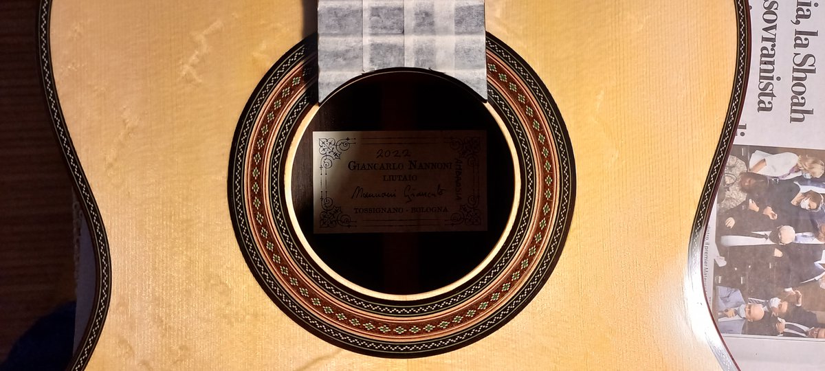 goya classical guitar round label