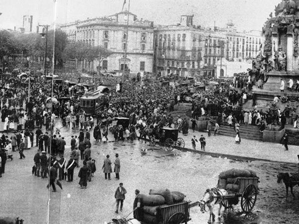 historiesdebcn's tweet photo. #TalDiaComAvui de 1919 començava la vaga a "La Canadenca". Les protestes van durar 44 dies, fins aconseguir la jornada laboral de 8 hores. https://t.co/MG4b7Mvh4P