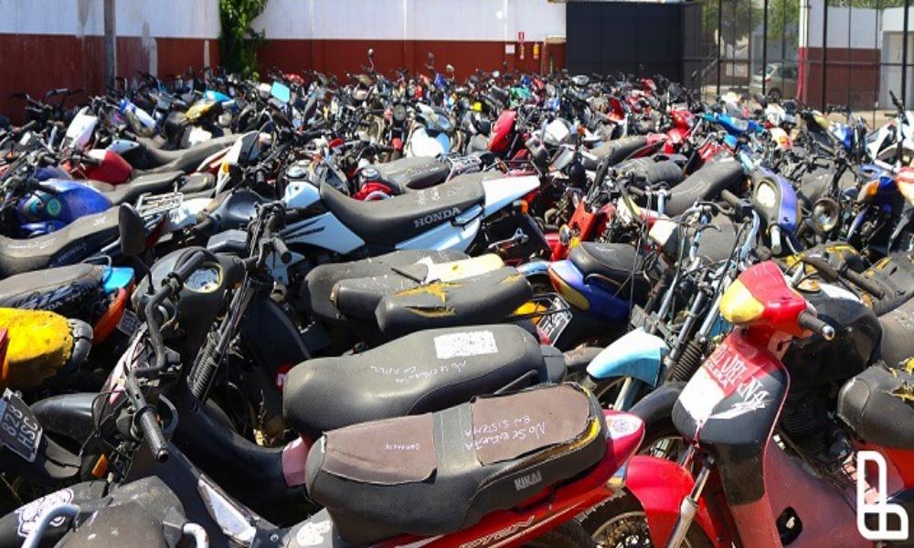 h5x5's tweet photo. Mientras tanto en las afueras del estadio...venezuela copando los estacionamientos https://t.co/r856uWwlmQ