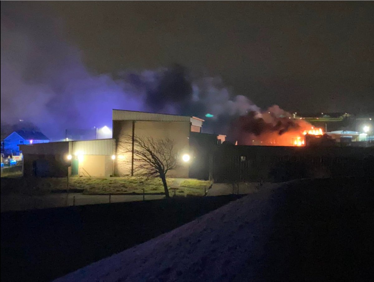 School Fire Update: A man has been arrested and taken to hospital for treatment after West Yorkshire Police received reports of an intruder alarm being triggered at Ash Green Primary School in Clough Lane, Mixenden.
The fire is being treated as suspicious. https://t.co/Do8hgPoztK