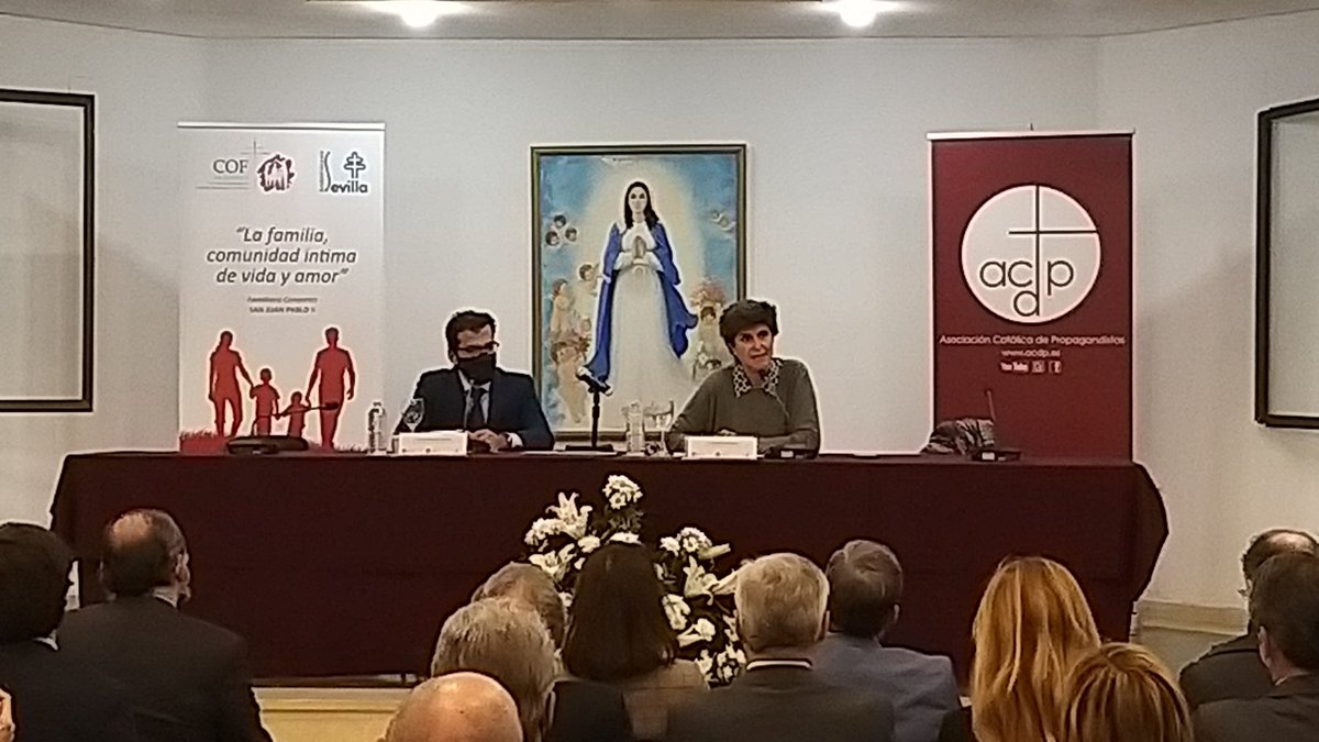 CEUAndalucia's tweet photo. María San Gil, vicepresidente de la @FVillacisneros inicia su conferencia en las Jornadas Católicos y Vida Pública #JCyVP en Sevilla https://t.co/kMFEKGmZiu